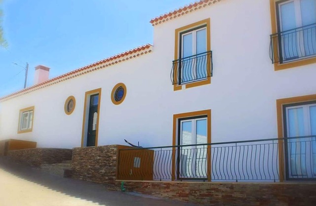 Homerez - House for 14 ppl. with swimming-pool and garden at Corte de Pao E Agua