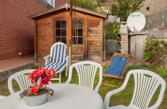 Homerez - Nice chalet for 3 ppl. with garden at Bustablado