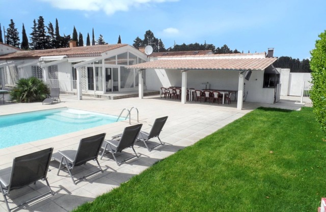 Homerez - Spacious and Elegant Villa in Meynes with Private Pool