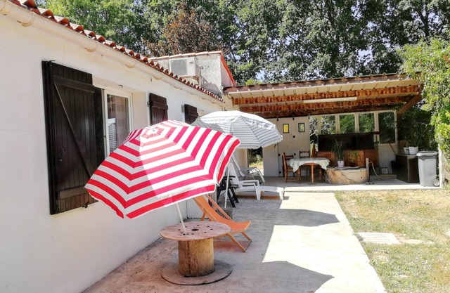 Homerez - Spacious House in Venansault with Garden and Terrace