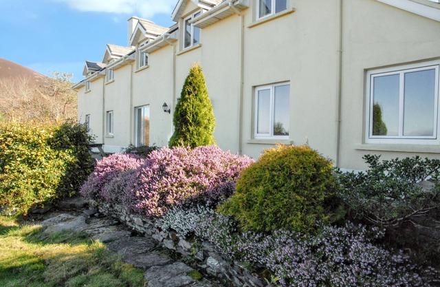 Homerez - Spacious house with sea and mountain views
