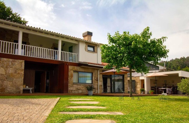 Homerez - Spacious house for 6 ppl. with garden, terrace and balcony at Gondiães