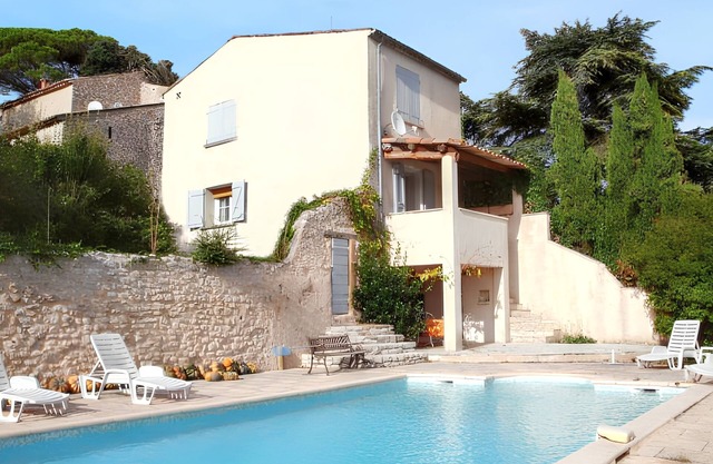 Homerez - Villa in Dauphin, garden, pool
