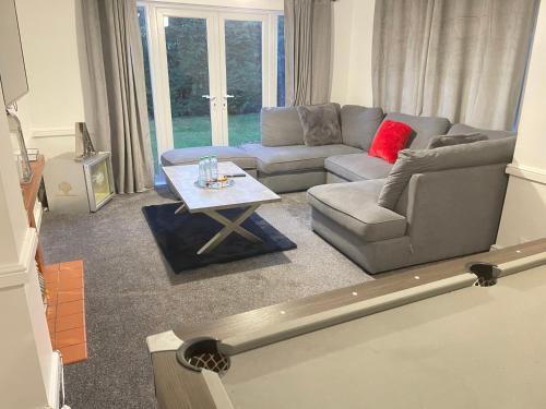 Hometel Digs Baby Mansion Can Sleep 18