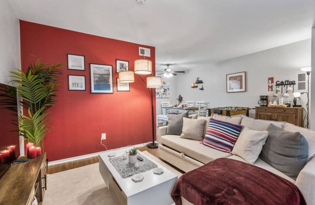 Homey 1BD: TCU Walkable, Cozy & FUN-filled!