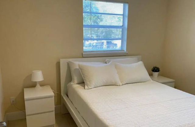 Homey 3 Bedroom Home - Large Backyard - Parking