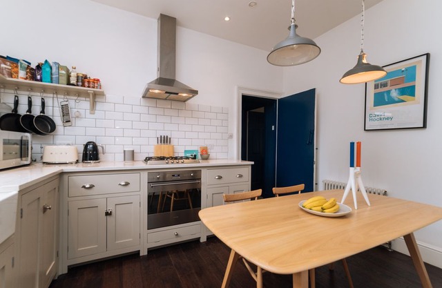 Homey, Bright 2Bed Apartment next to Victoria Park