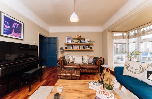 Homey, Bright 2Bed Apartment next to Victoria Park