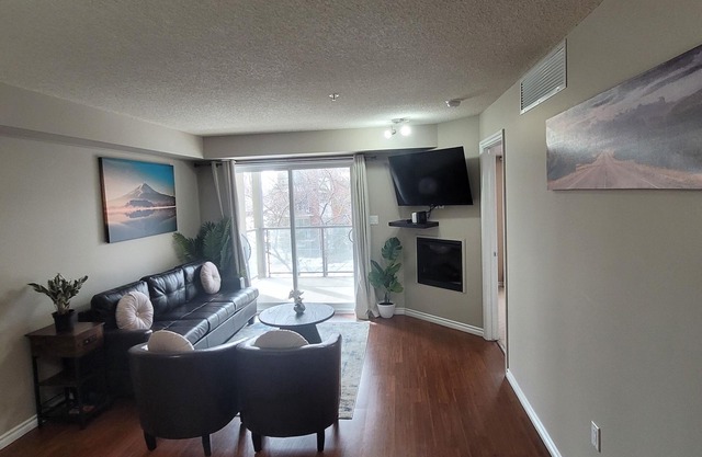 Homey Condo! Steps To ICE District/Rogers Place With Underground Parking