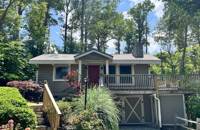 Honey Bee Hideaway, nestled in the woods!