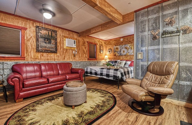 Honey Hut-OUTDOOR SHOWER-HOT TUB