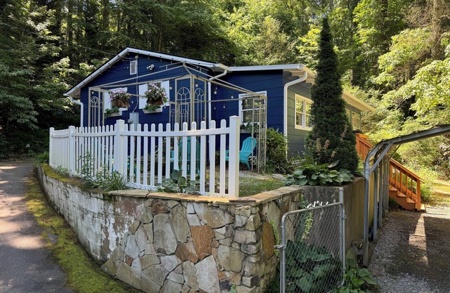 Honeybee Haven, 2 BD Cottage with Beautiful Garden