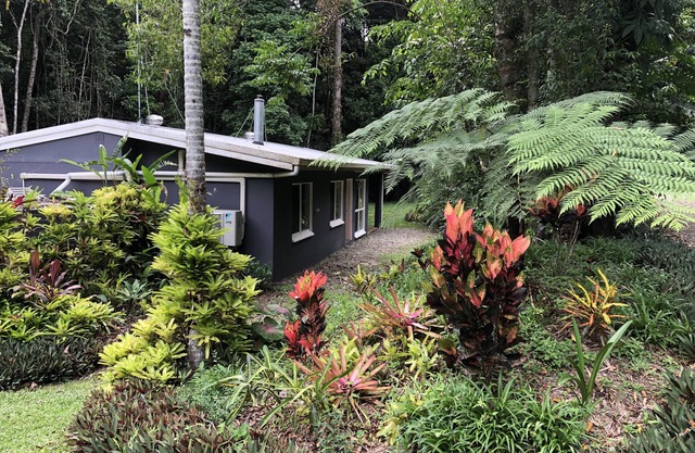 Honeybee House - Tropical Retreat on Acreage