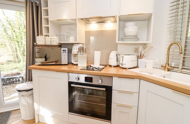 HONEYCOMBE, romantic, with hot tub in Blandford Forum