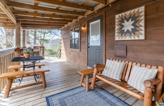 Honeymoon Log Cabin w/Wooded Mountain Views