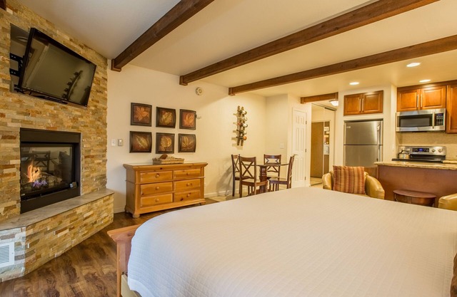 Honeymoon Studio - Beautifully Air Conditioned Studio in Lakeland Village