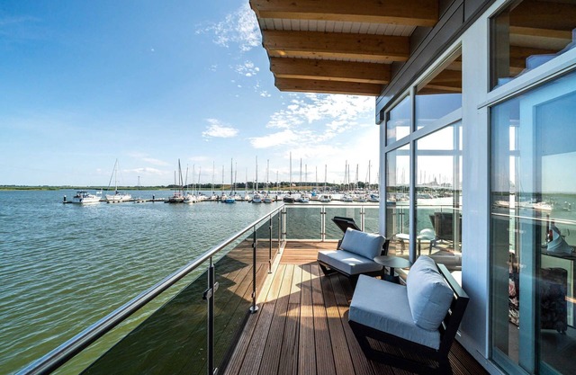 Honeymoon Suite - 1st Honeymoon Suite