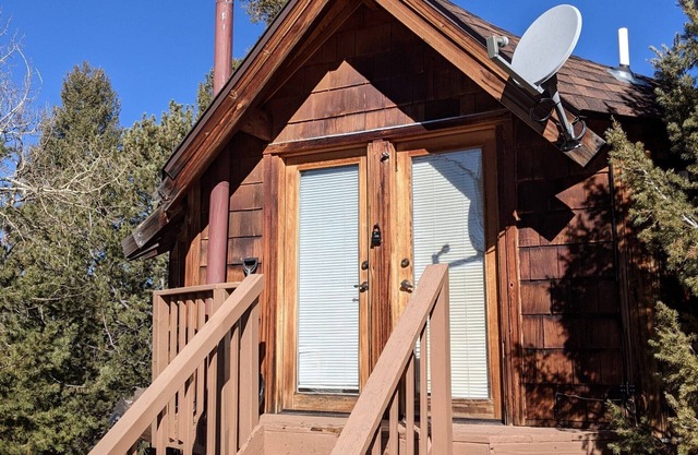 Honeymooner’s Cozy Cabin, with Hot Tub, near Cripple Creek - Last minute deals?
