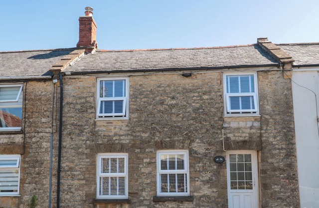 HONEYSUCKLE COTTAGE, pet friendly, with open fire in Crewkerne