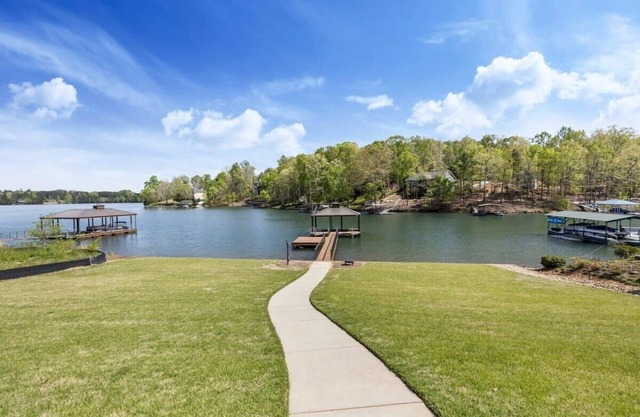 Honeysuckle Lake Keowee Waterfront Retreat