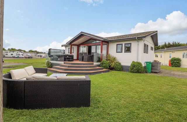 HONEYSUCKLE LODGE, pet friendly, character holiday cottage in Towyn