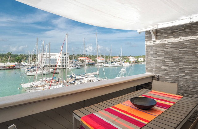 Honoré apartment with views of the marina and golf course 2mn from beaches