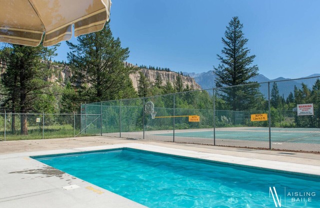 Hoodoo Haven | Game Room | Pets | Fireplace | Tennis