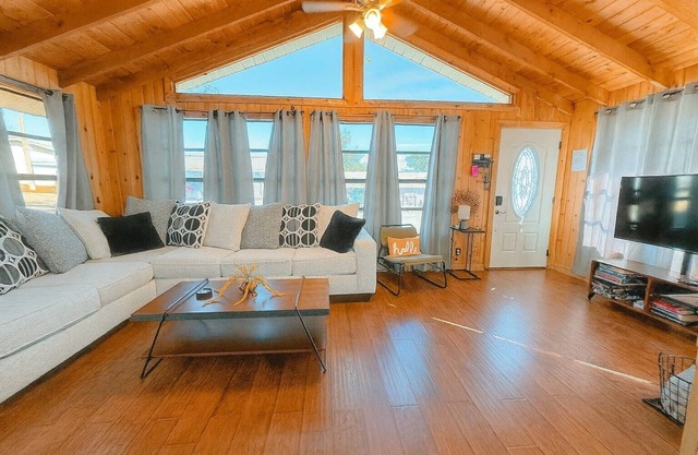 Hook's Cabin- Lake & Pool near Disney A-frame