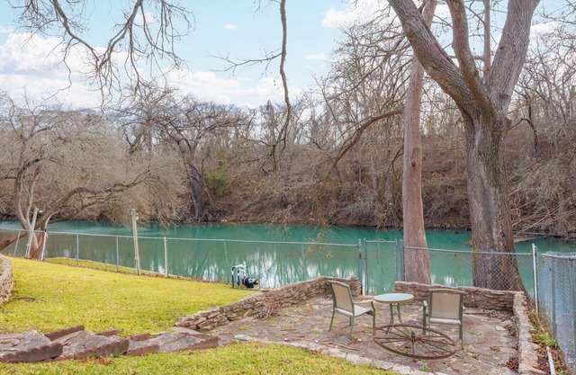 Hooked On The River - 2/2, sleeps 6, riverfront!