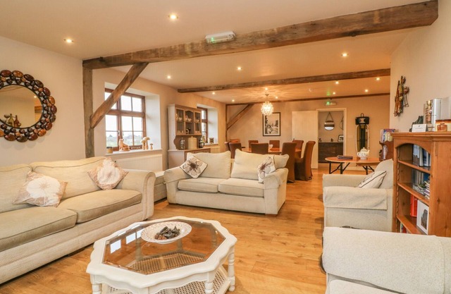 HOP HOUSE, family friendly, luxury holiday cottage in Oad Street