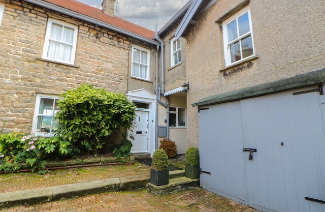 HOPE COTTAGE SOUTH, family friendly, with open fire in Reeth