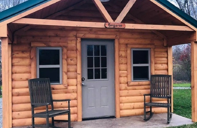 Hopping Kangaroo Cabin only .5 miles from the Safari Park!