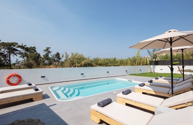 Horizon Villa Oasis, Walk to Platanias Beach!