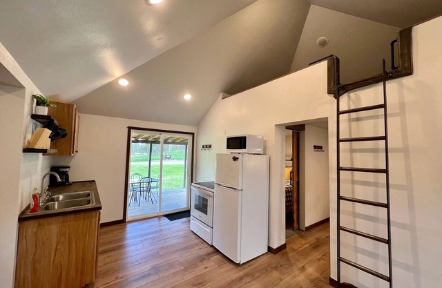 Horse Creek Resort - Cabin 12