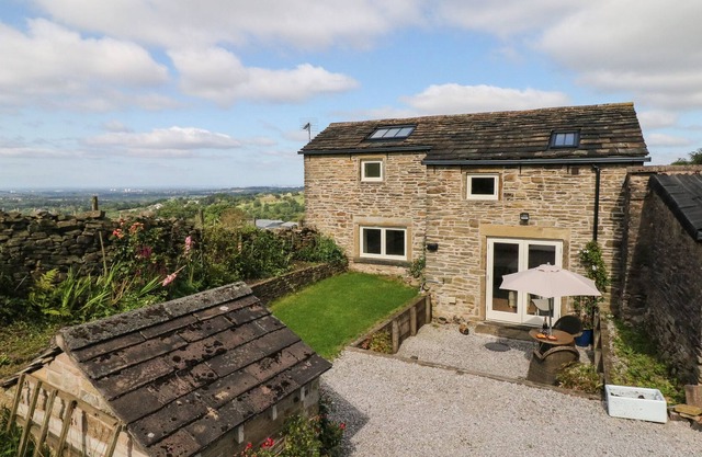 HORSEPOOL COTTAGE BARN, romantic, with a garden in Marple Bridge