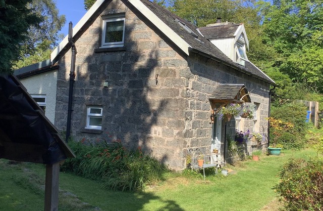 HORSLEY COTTAGE, pet friendly, character holiday cottage in Strontian