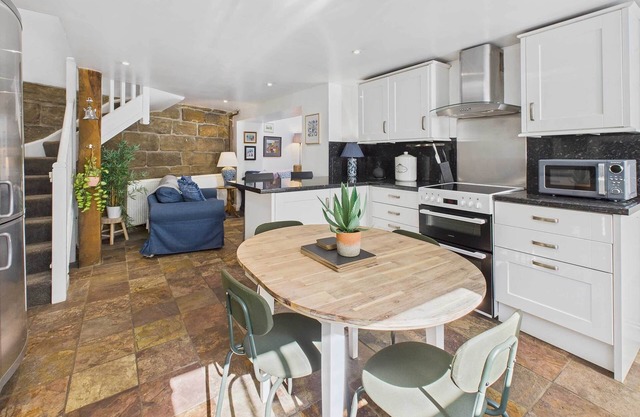 Host & Stay | Luna Cottage