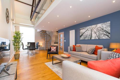 Host & Stay - The Old Meeting Hall