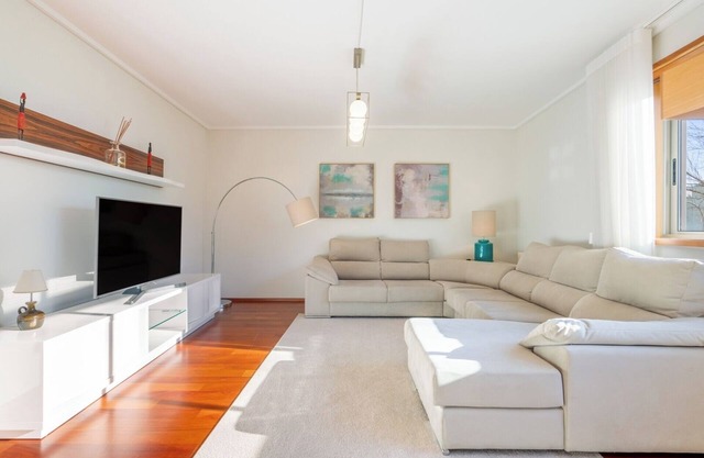 Host Wise - Gorgeous Spacious Flat | Ace Location