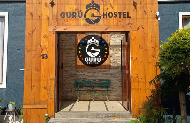 Hostel with private and shared rooms, excellent location and views.