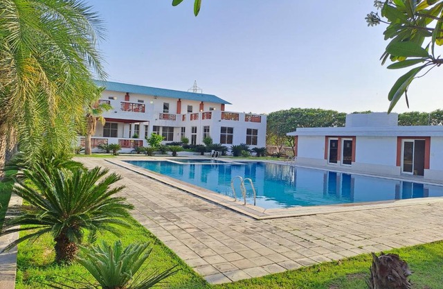 Hostie Jacranda-3BHK Farm House 40Mins from Gurgaon-Delhi