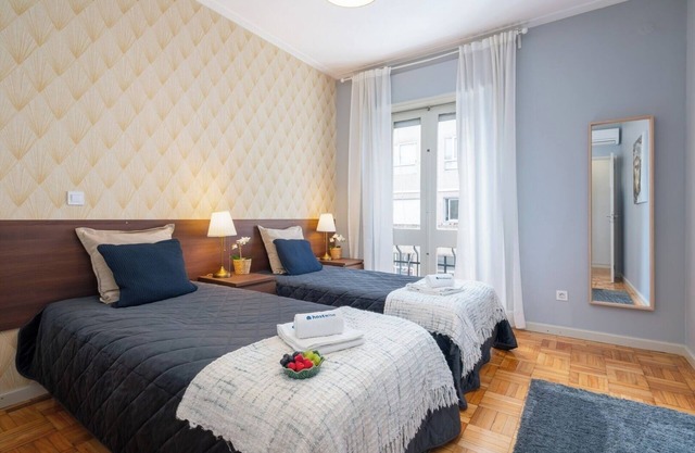 HostWise - Elegant Modern Flat w/Balcony