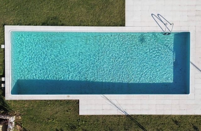 HostWise - Modern Flat w/Balcony, Garage and Pool