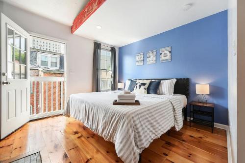 HostWise Stays - The "Row" House - Beautiful Space, Two King Beds