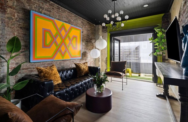 ★HostWiseStays★ Off-Street Parking, Brooklyn-Inspired Brownstone