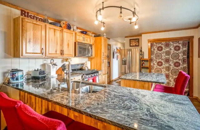 Hot Tub, 1bd/1ba, Nob Hill Home, King bed, W/D
