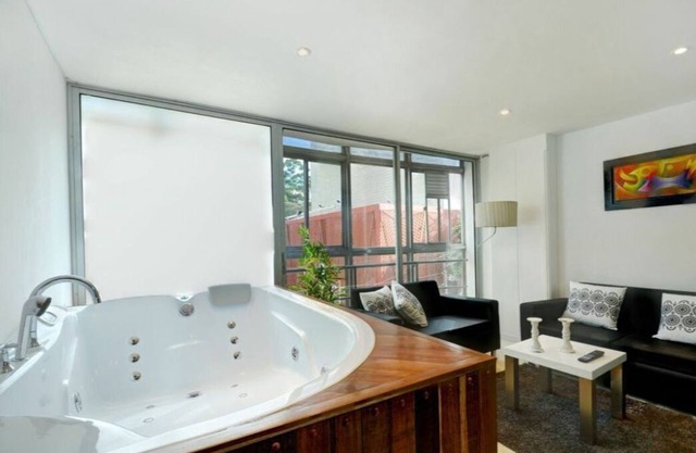 Hot Tub 2 Bedroom in Park with AC Middle of Lleras