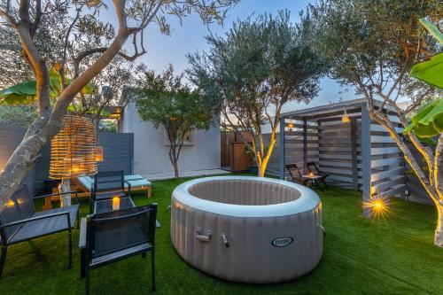 Hot Tub - 5 min to Beaches - Private Garden - Netflix