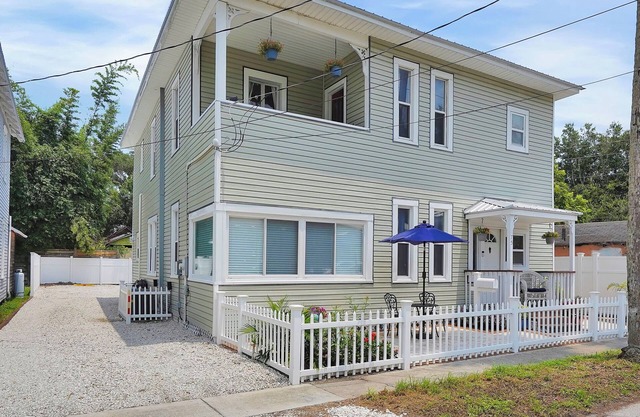 Hot tub- 80's Arcade- Pool table- 7 car parking- Historic Downtown 6/4- Events!