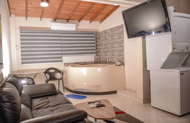 Hot tub, AC 1 bedroom Calle 8 3 blocks from Lleras. Apt 303